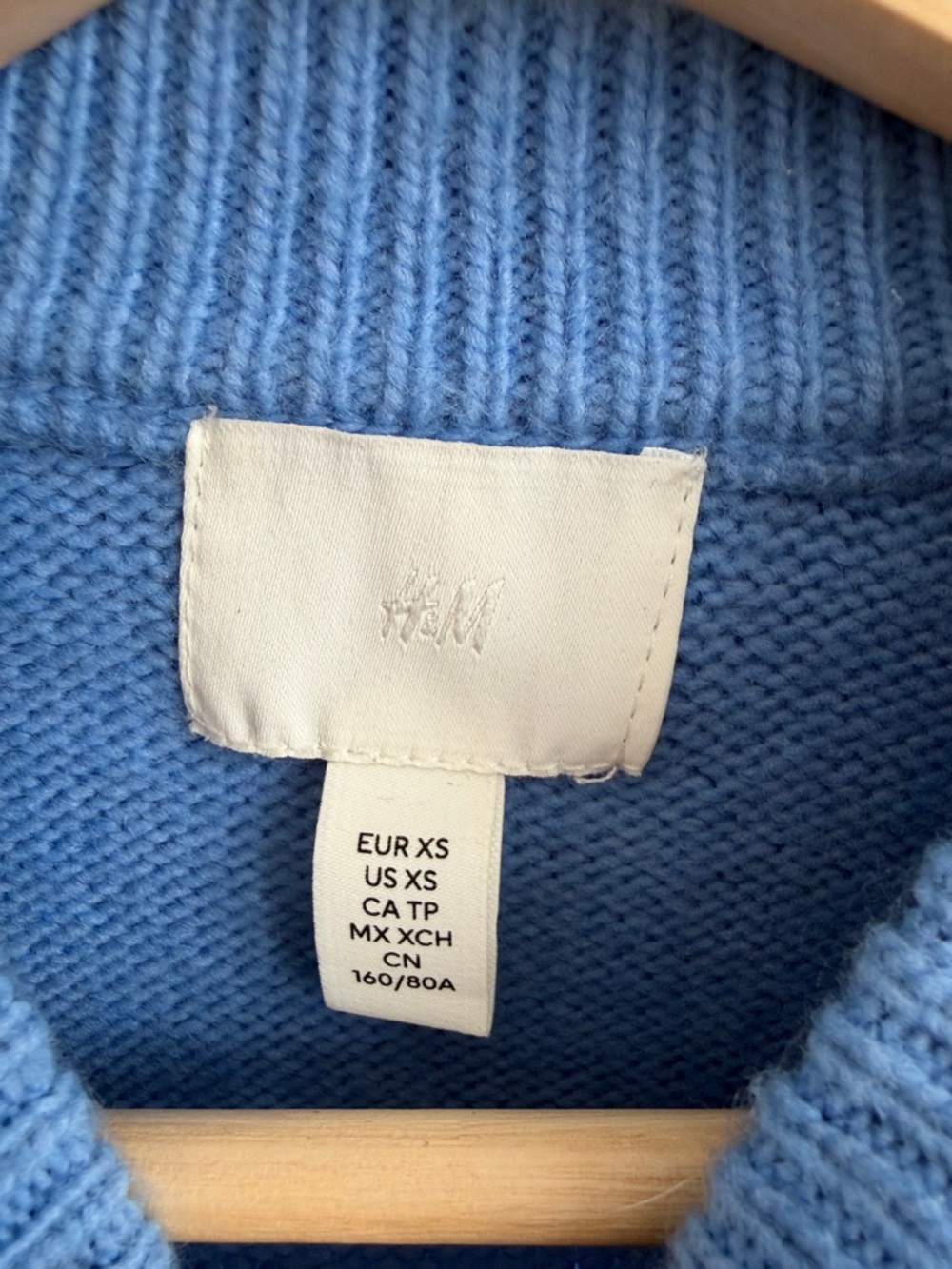 H&M Light Blue 'Couleurs' Embroidered Crewneck Sweater - Picture 2 of 4
